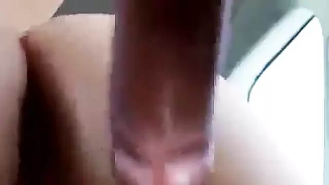 딱딱한 자지 가진 백인 여고생이 친구랑 거칠게 박아댄다.